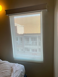 Sin cortina obscura, todo se veía desde el pasillo, peor en la noche.