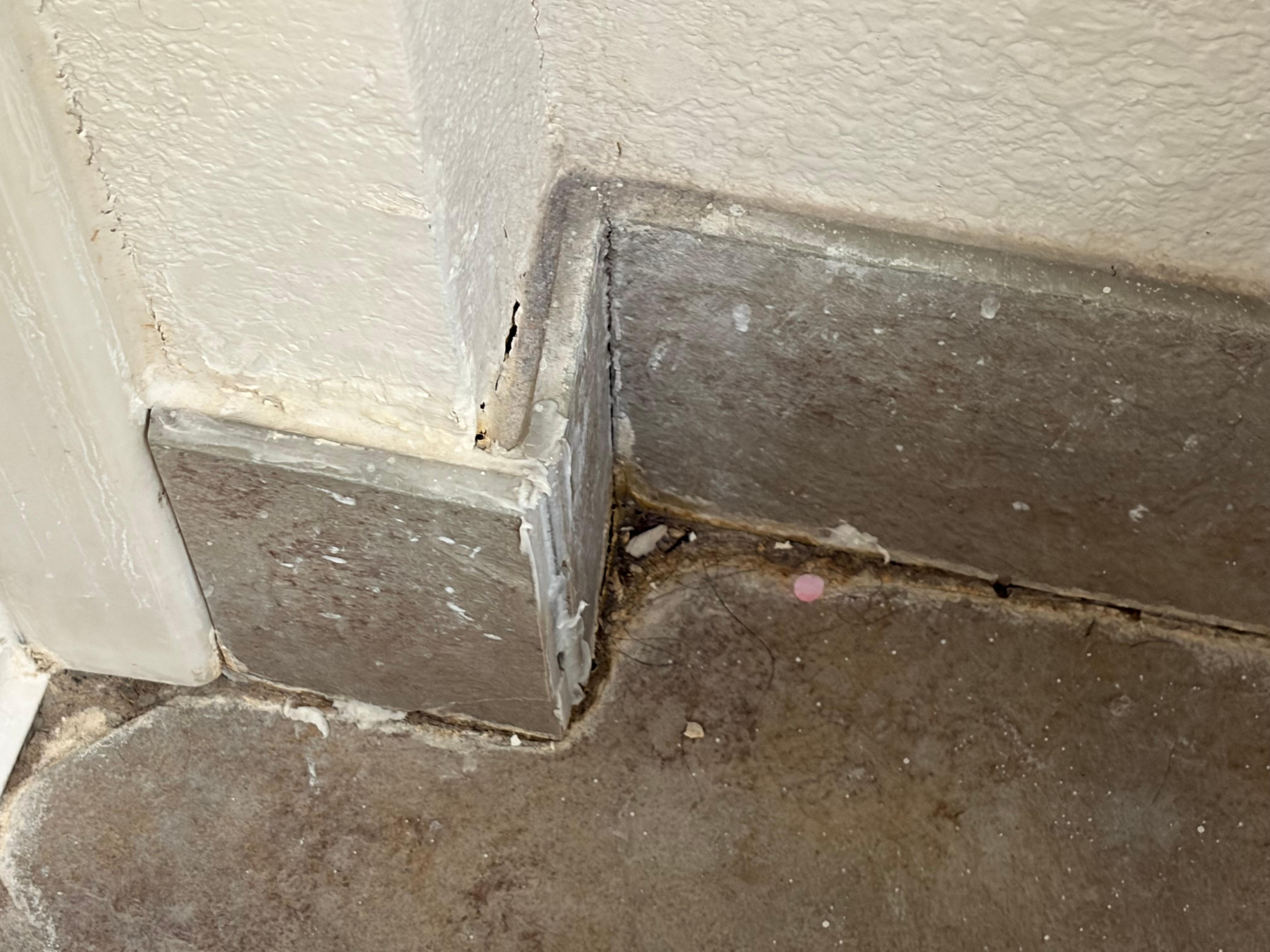 Another picture of the dirty bathroom