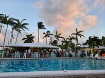 Beautiful Pool & Bar
