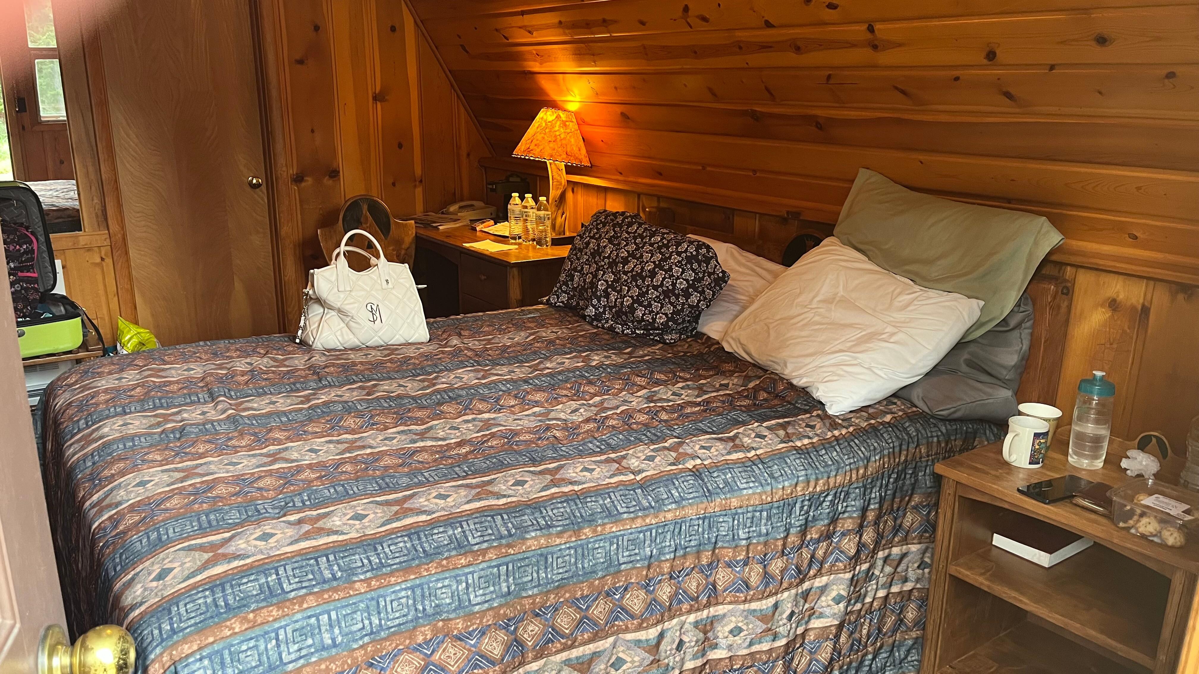 Queen bed & desk