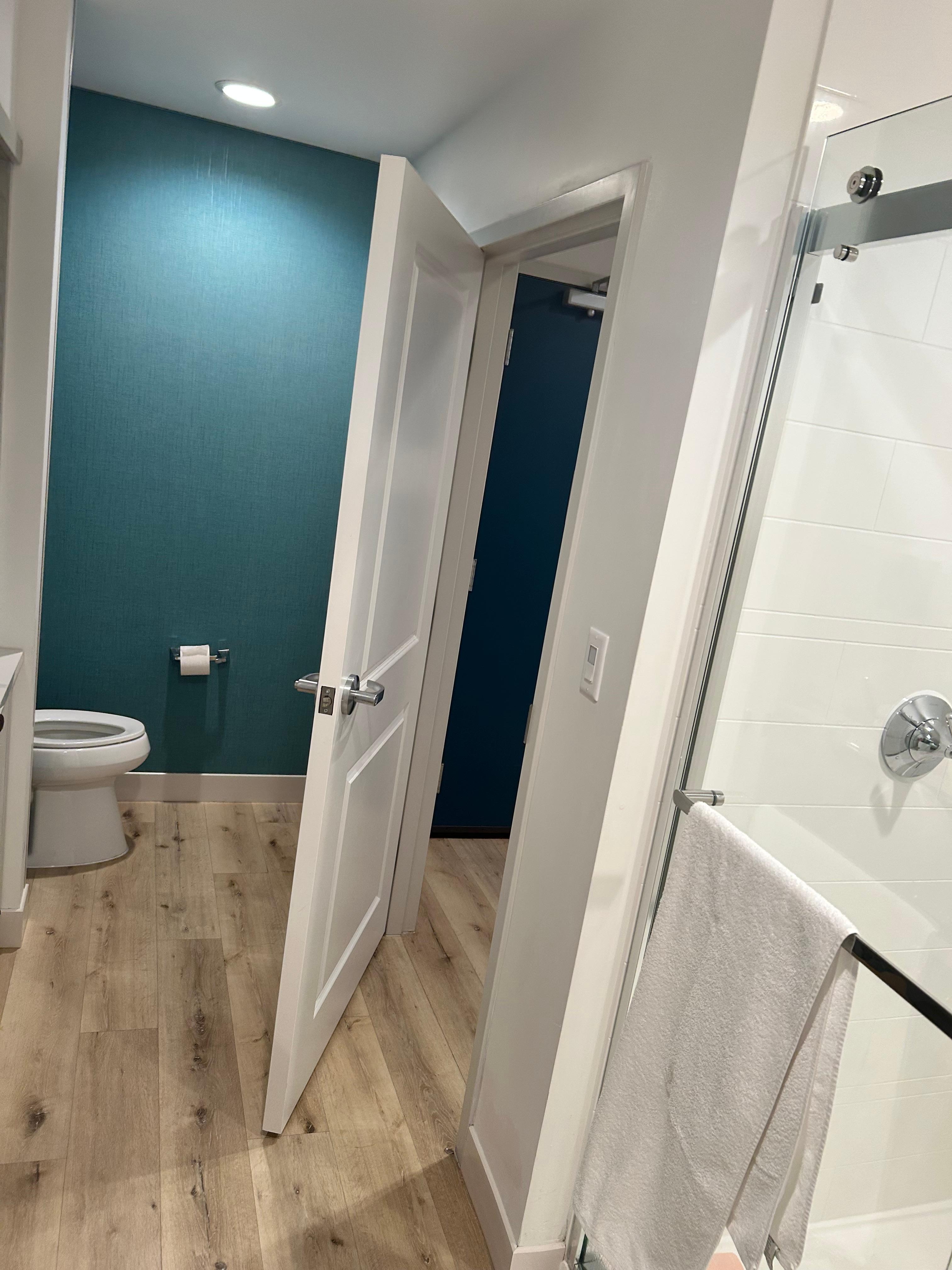 The spacious bathroom