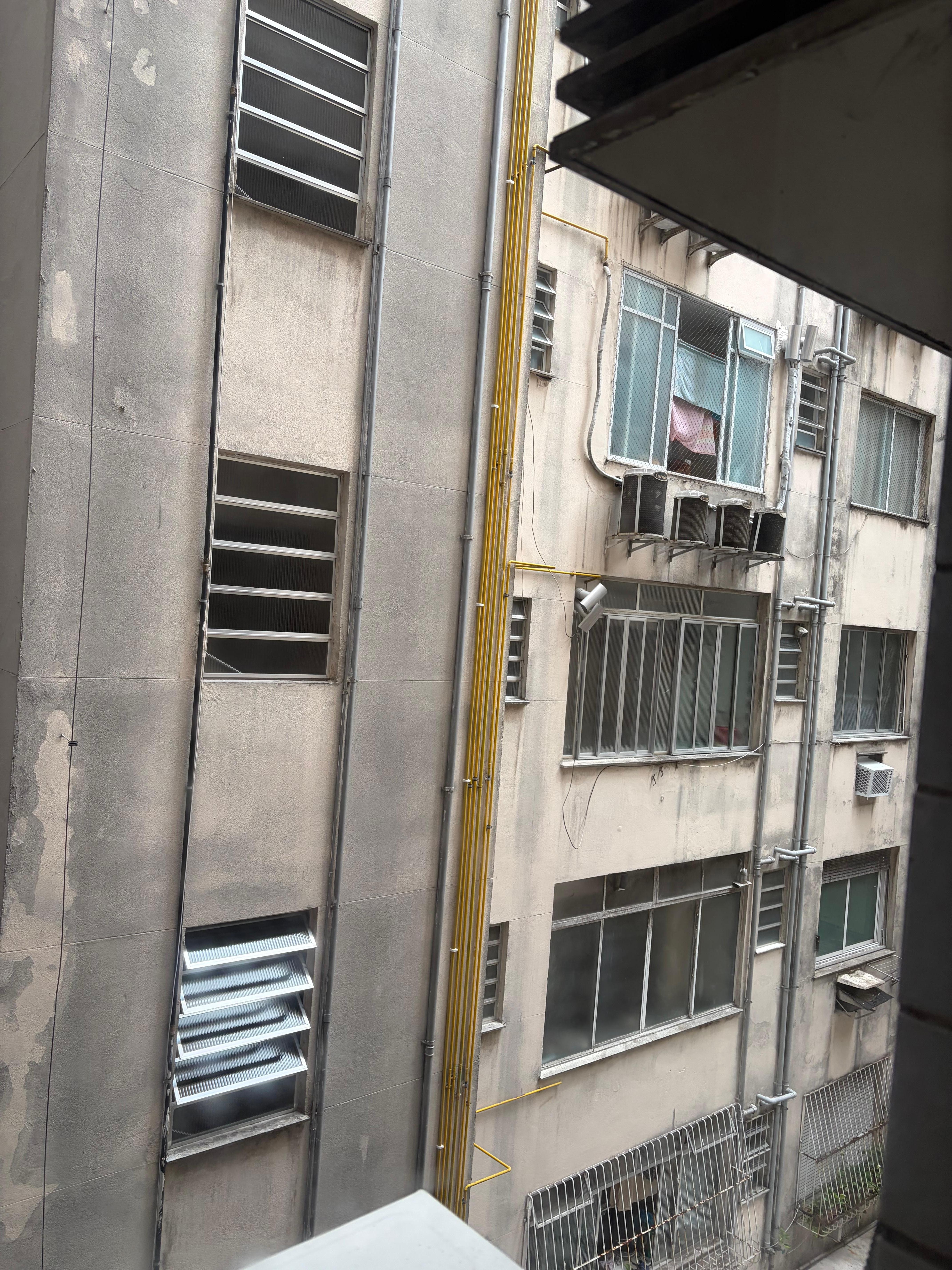 Está Esta es la vista desde mi habitación no hay privacidad los vecinos está cerca y  es obscura como una cueva
