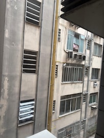 Está Esta es la vista desde mi habitación no hay privacidad los vecinos está cerca y es obscura como una cueva