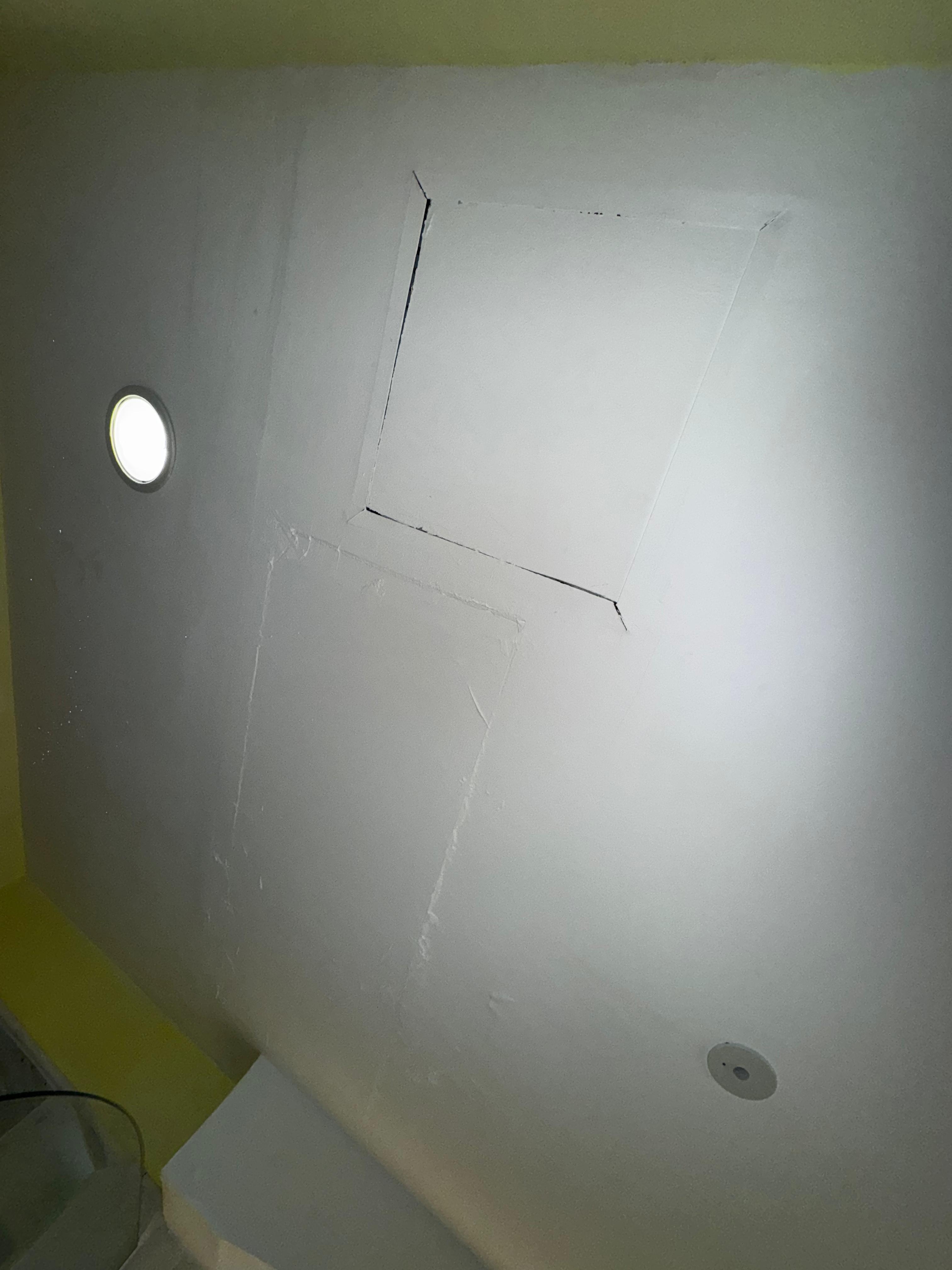 Teto em condições precárias no quarto 2227.
