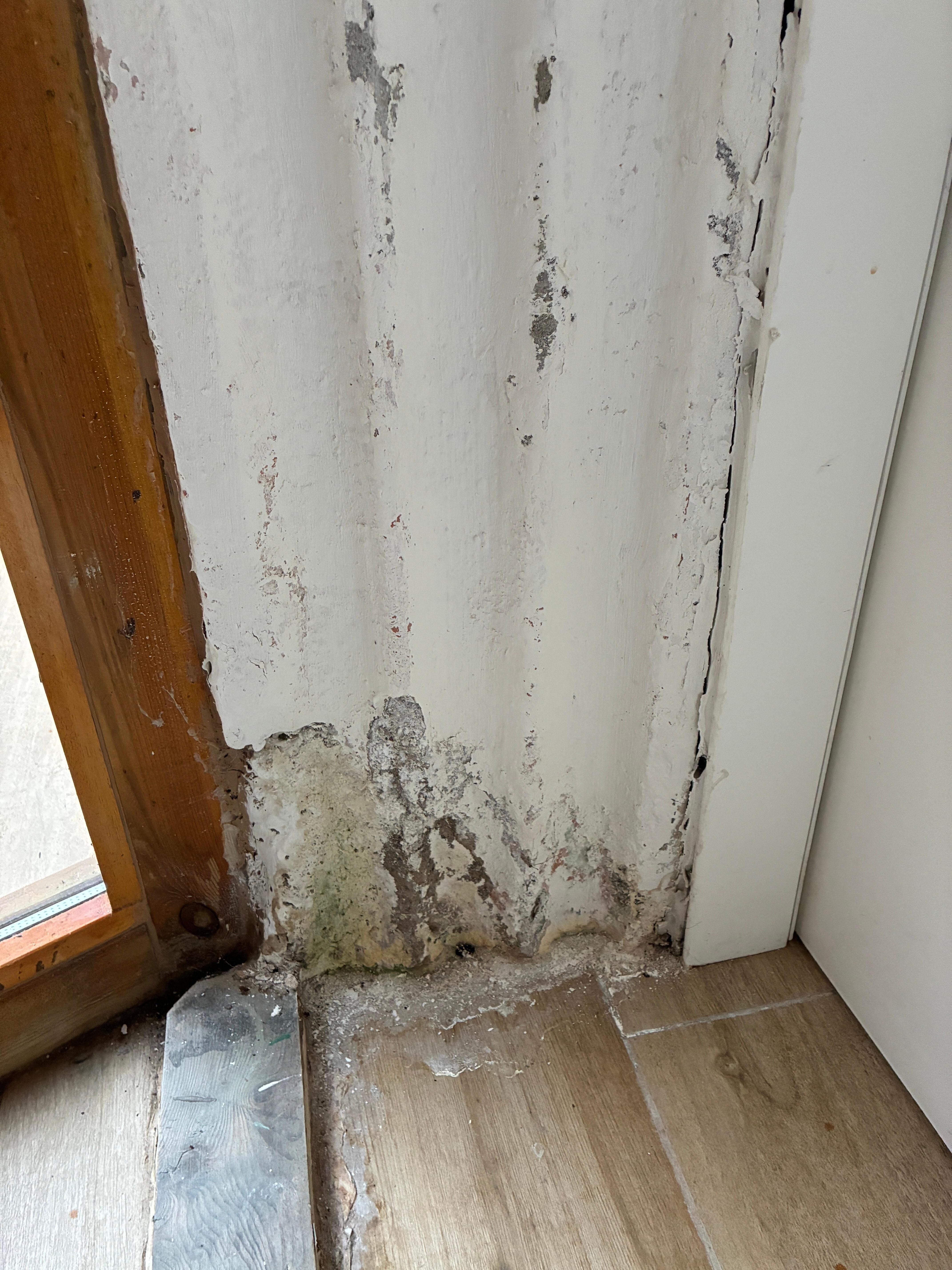 Eingang zum Schlafzimmer, wo sich bei Regen Wasser sammelt. 
