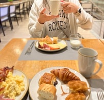 朝食もいろいろあって満足です。周りに店が多いので、朝食なしで周囲の店に食べに行くオプションもあったかも(おそらく高くつくけど)。