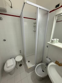 Salle de bain, douche un peu petite.