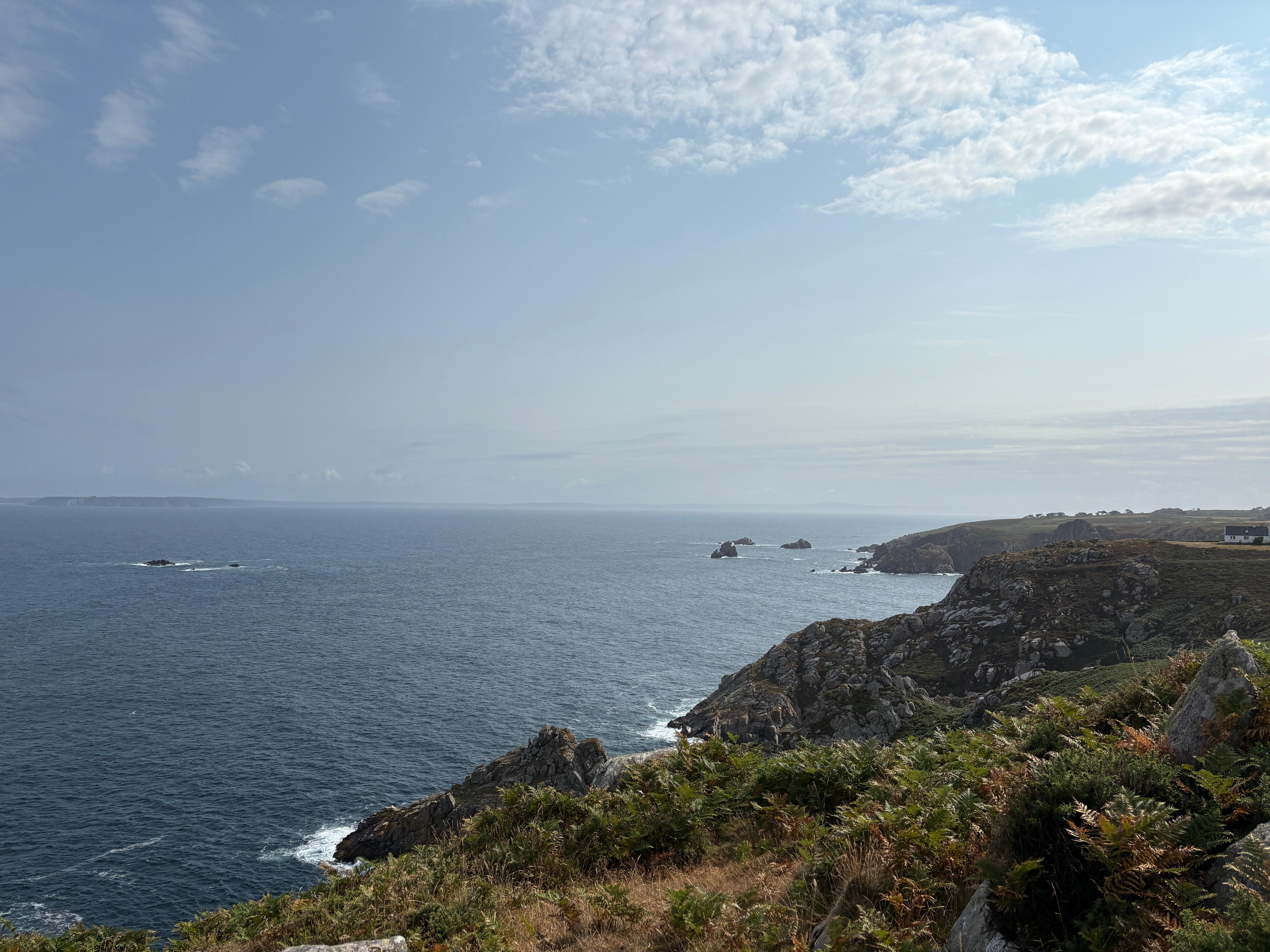 Vue d’une partie du GR34 par Goulien