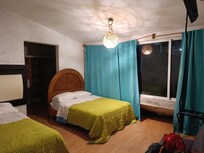 Cortinero chueco, entrando a la habitación, humedad bajo ventana