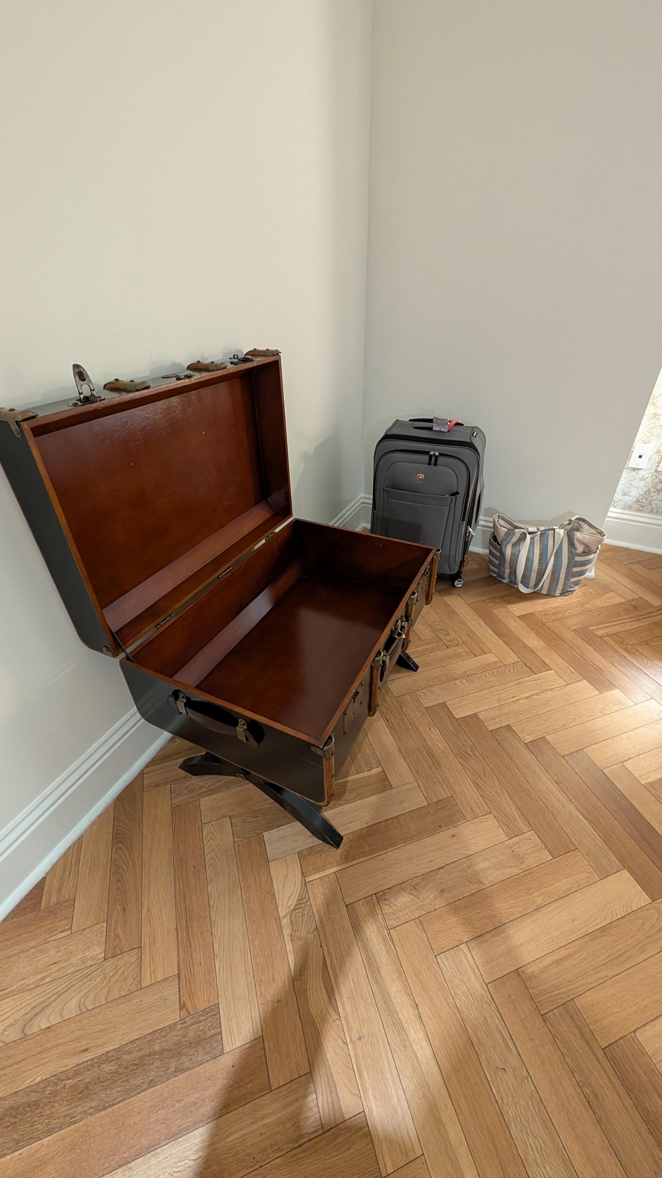 This trunk table was so unique! If we were staying longer I could have used it as a dresser.