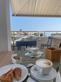 La colazione oltre che buona è panoramica.
