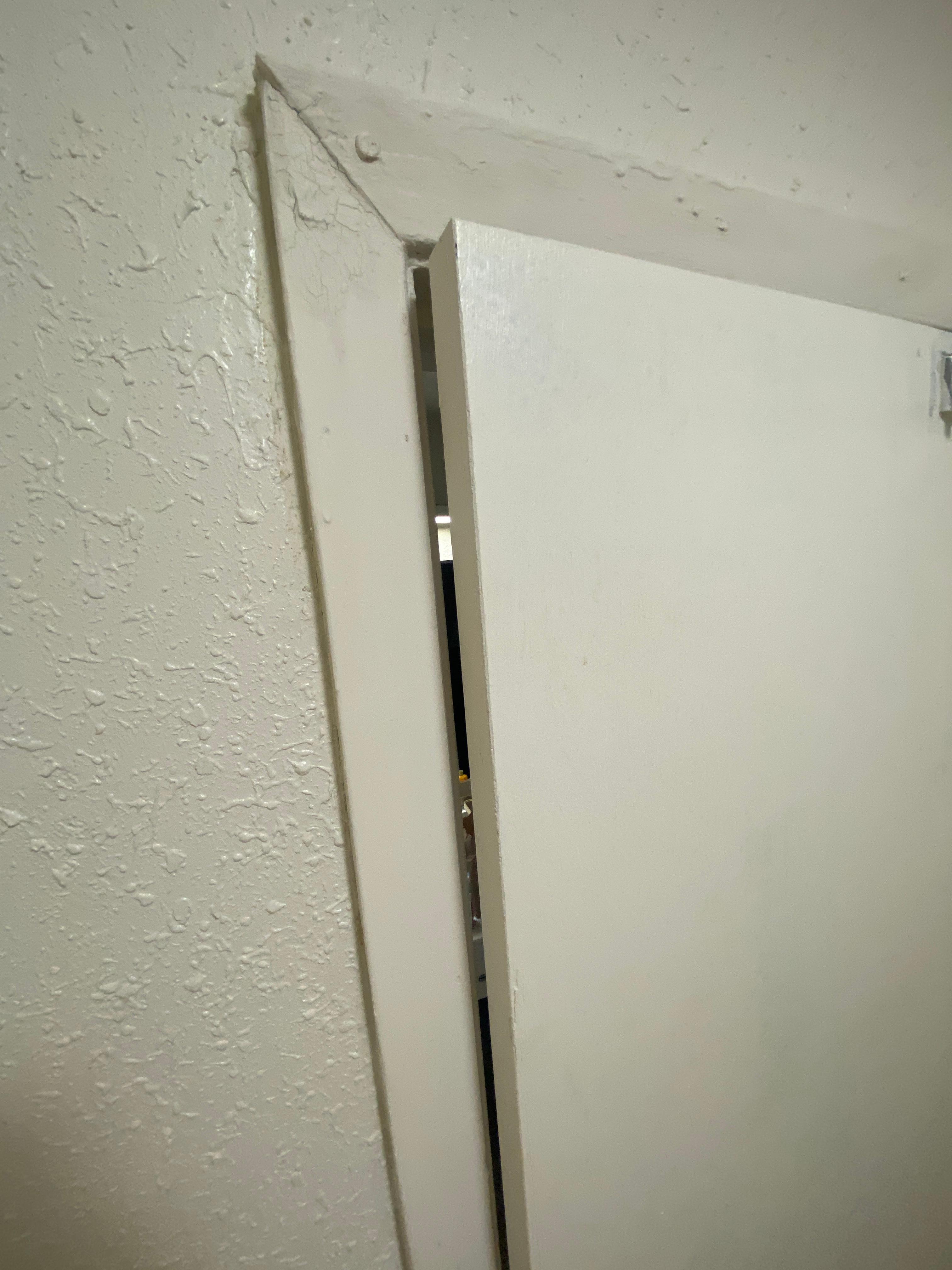 bath door doesn't close