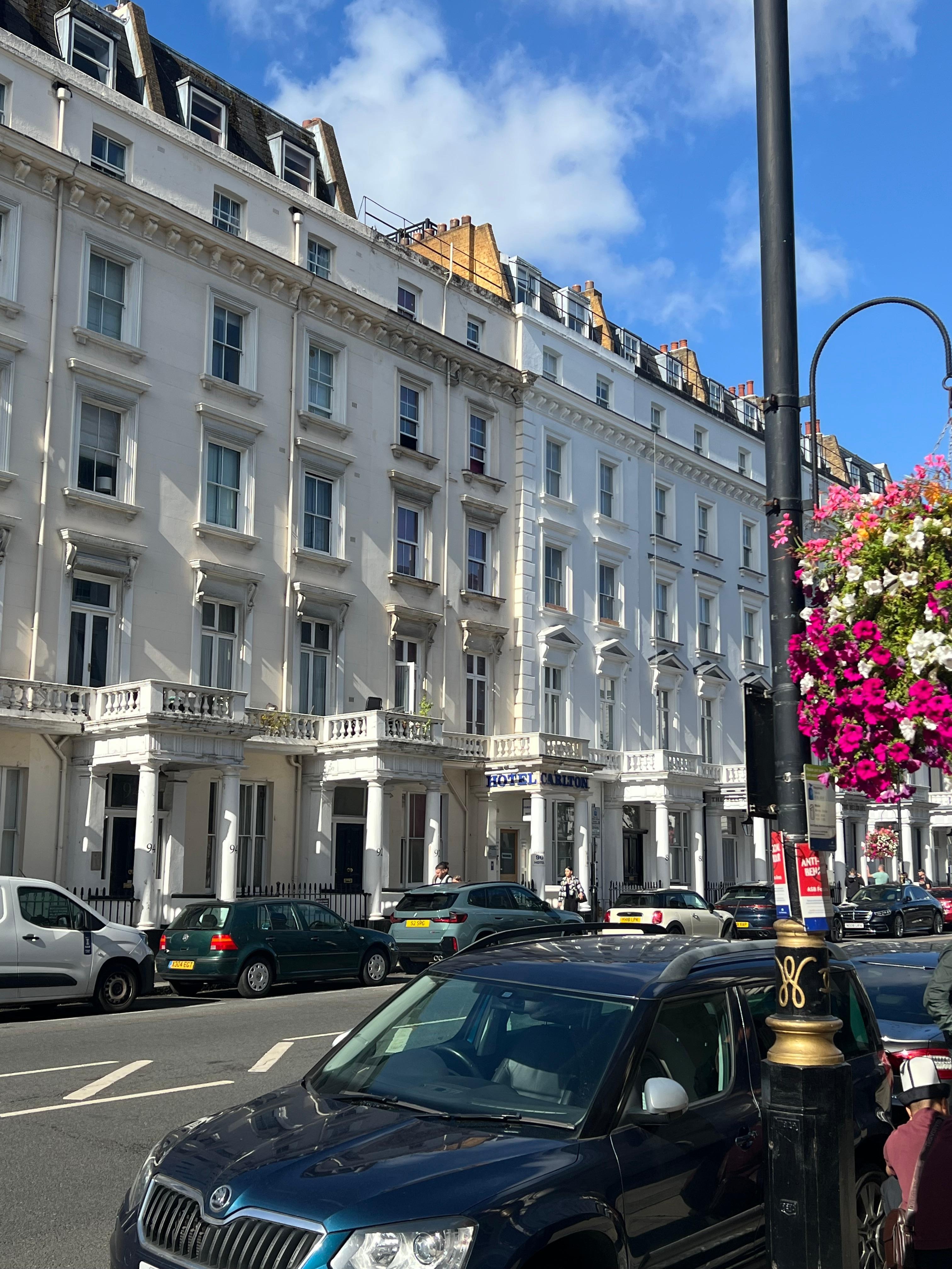 Utenfor hotellinngangen