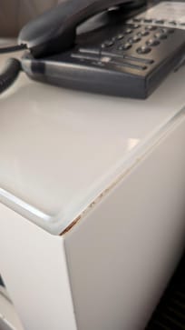 Verkrusteter Schmutz am Nachttisch
