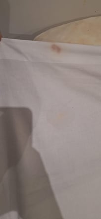 Questa macchia ora a sx del letto ,ĆØ la.stessa che il primo.giorno era a dx..indecente