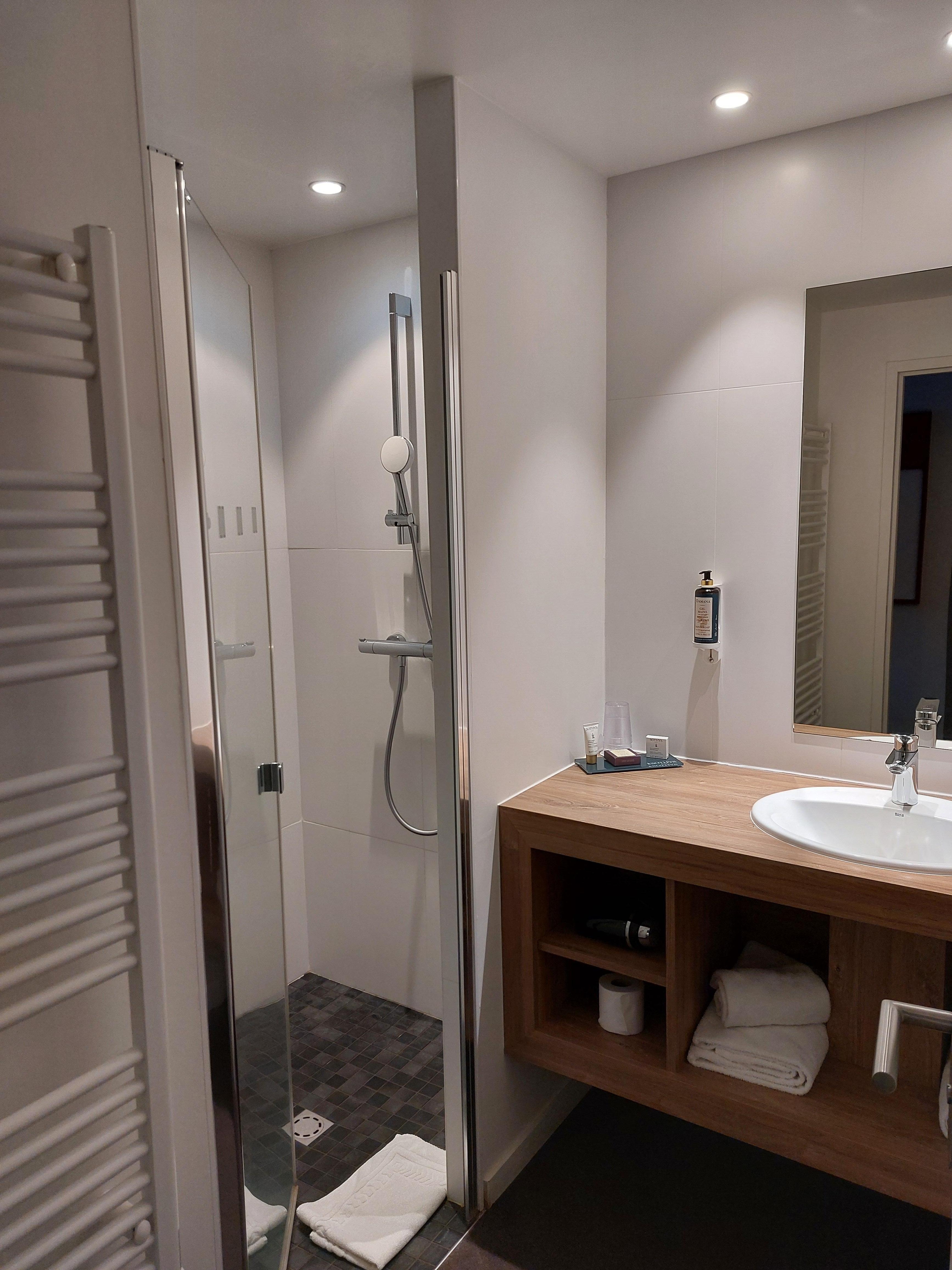 Salle d'eau avec douche à l'italienne (les WC sont séparés) et produits Sothys de bienvenue
