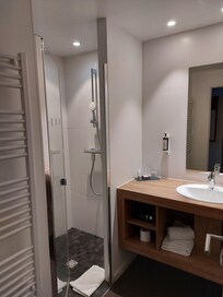 Salle d'eau avec douche à l'italienne (les WC sont séparés) et produits Sothys de bienvenue