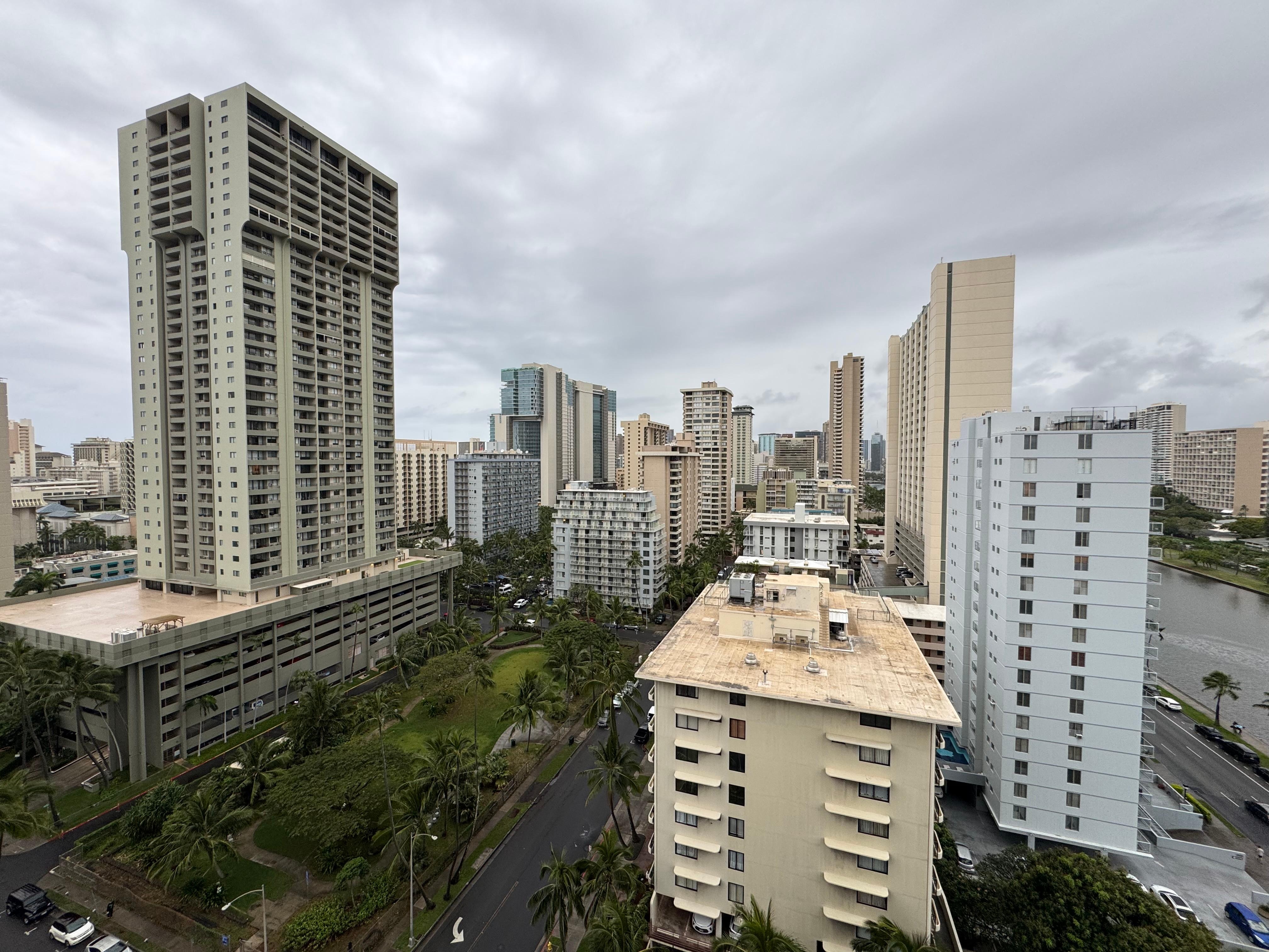 西側SeraSide通りに面した部屋。西日(太陽)は強烈です。