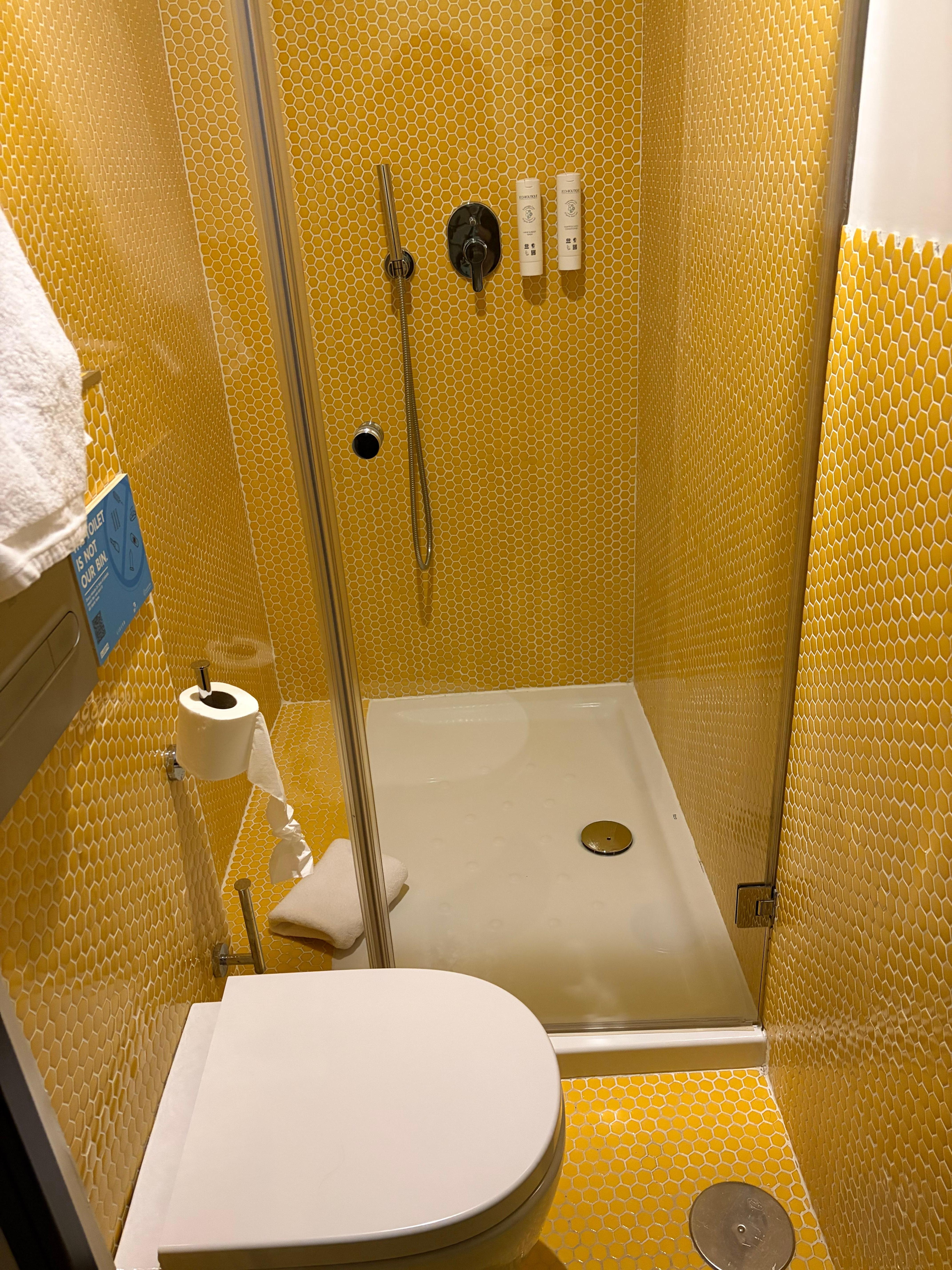 Wc estrecho. Bañera amplia. Tienen muchos mensajes de sustentabilidad que me gustaron. 