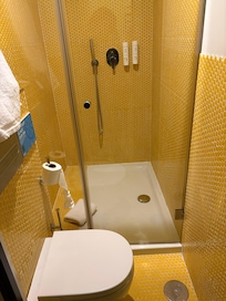 Wc estrecho. Bañera amplia. Tienen muchos mensajes de sustentabilidad que me gustaron.