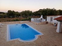 Très grande piscine, barbecue, four à pizza, et cuisine d'été