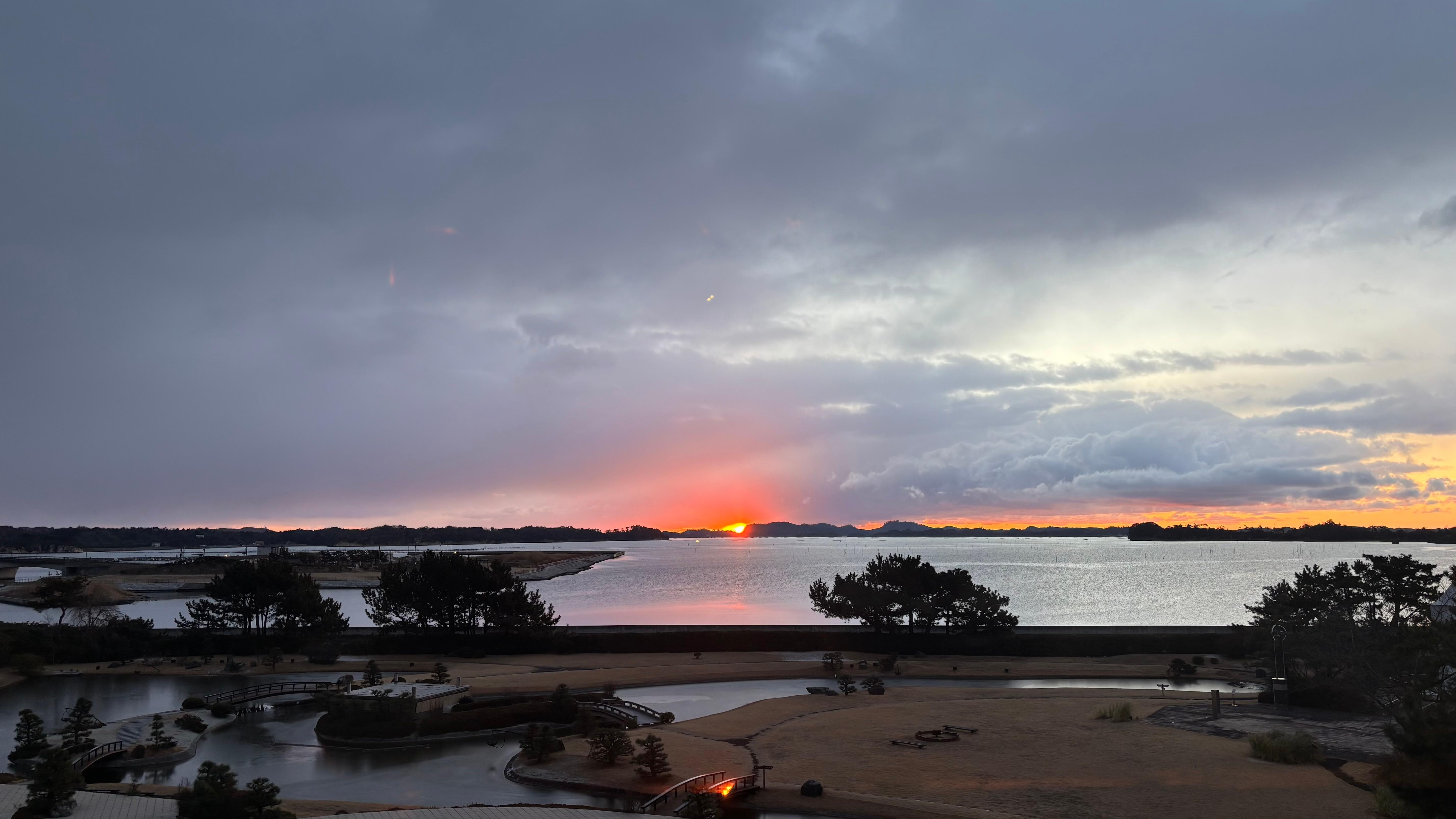 雪が舞っていましたがお部屋から日の出を見ることができました。
