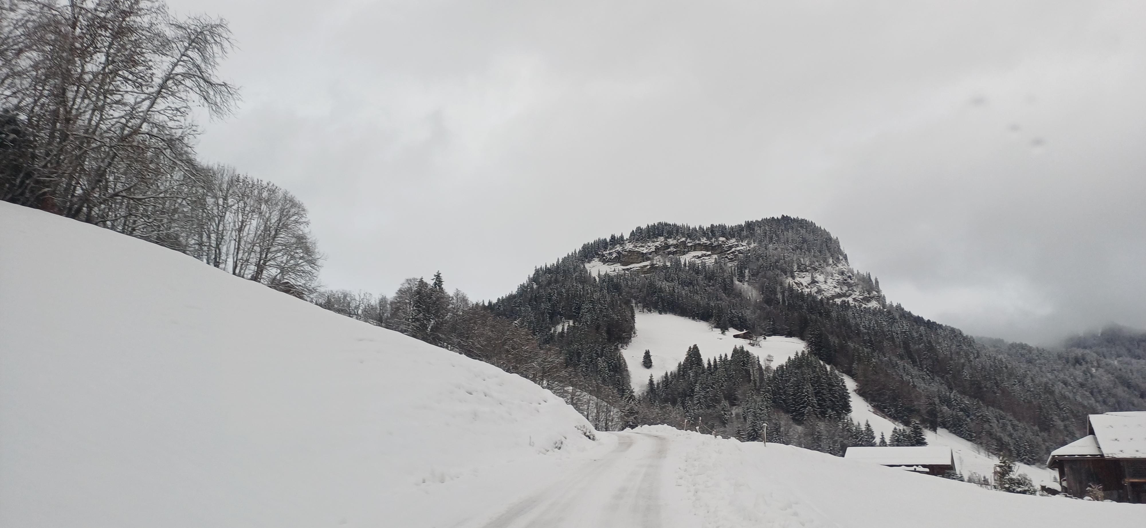 Route du col qui mène au chalet