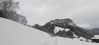 Route du col qui mĂšne au chalet