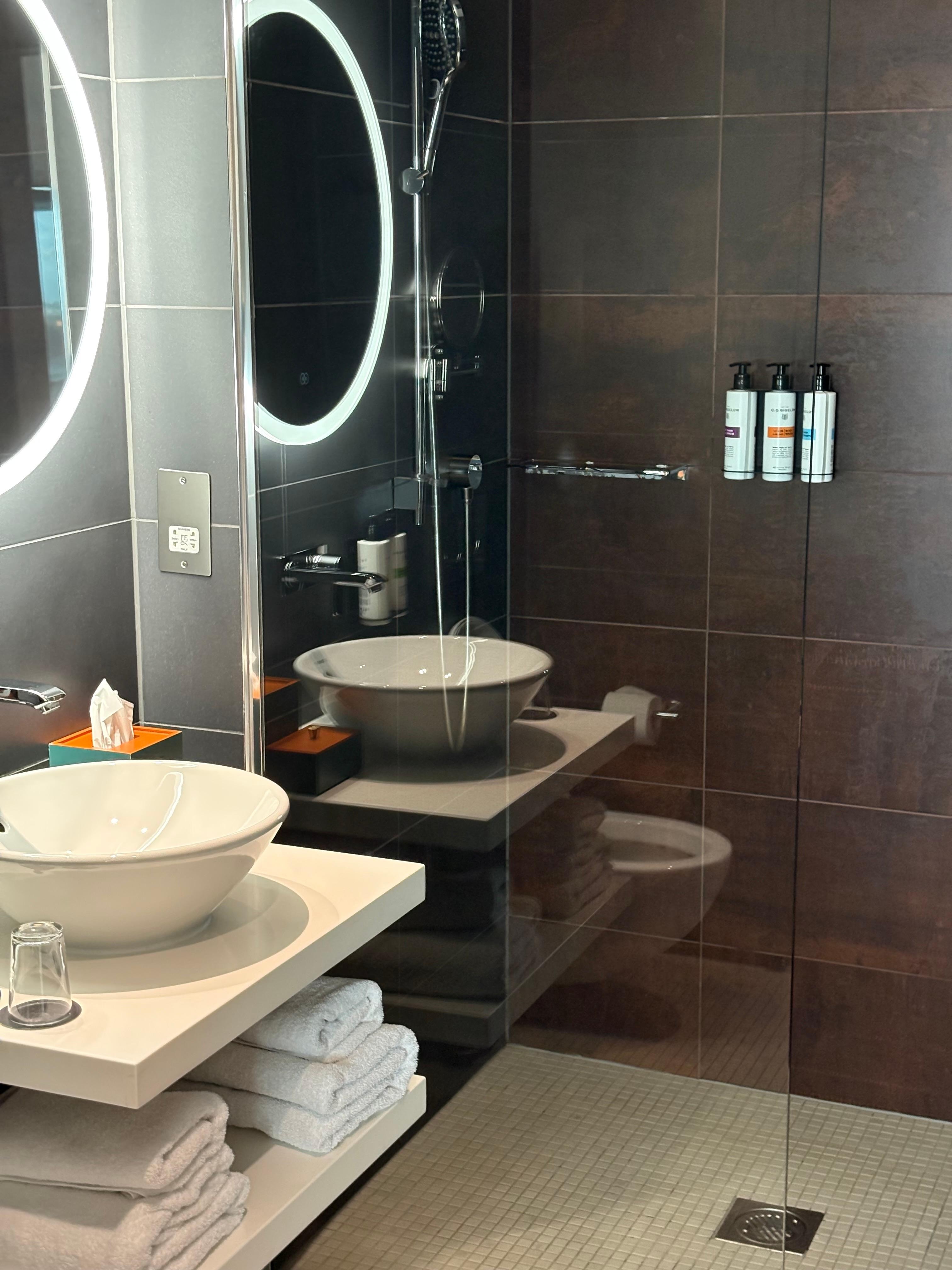 Great large bathroom 