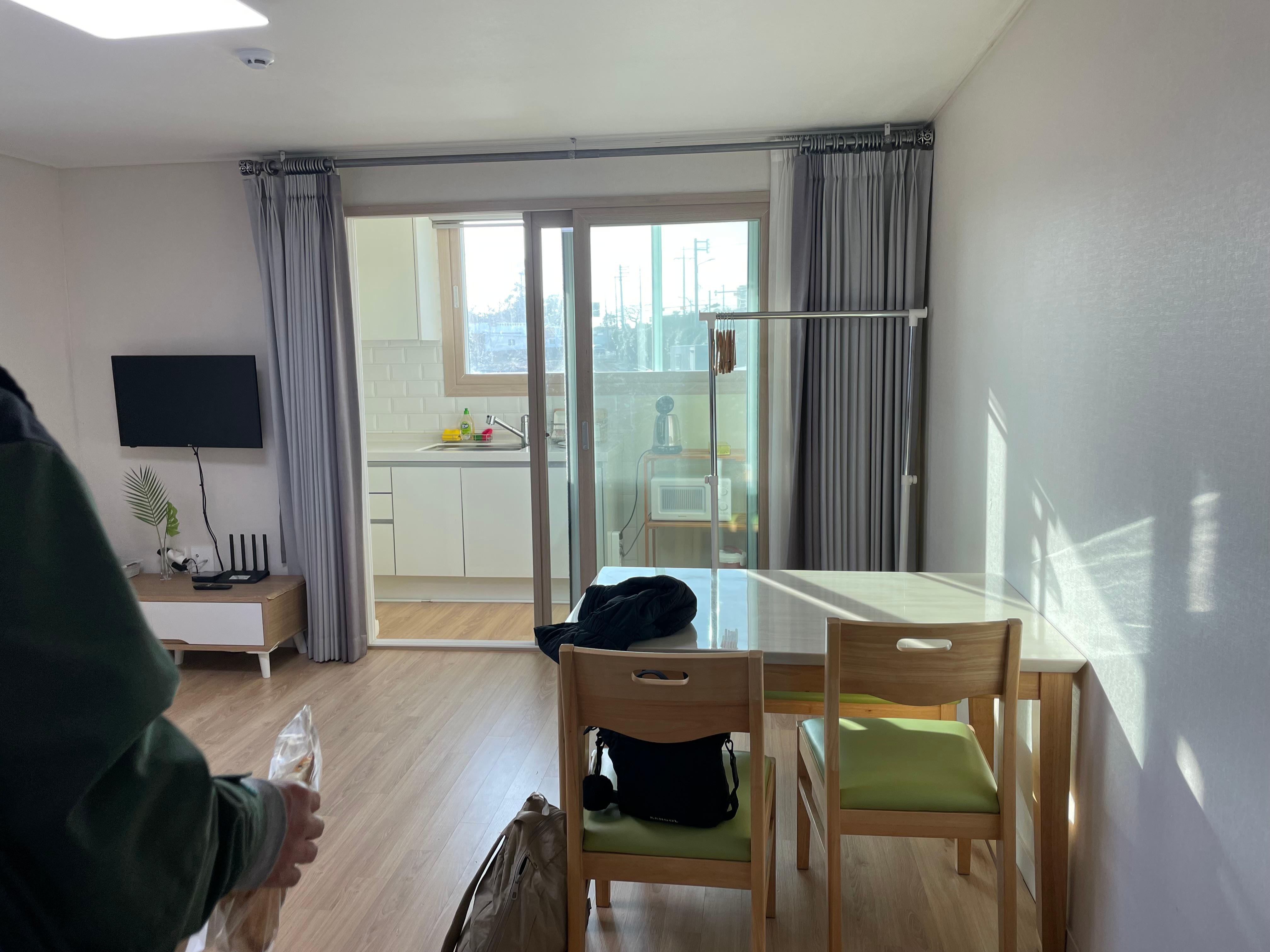 주방의 냄새가 들어오지 않게, 혹은 외부와 차단이 되어 냉난방이 효율적이라고 중간문이 있어 좋았음. 단, 컵이나 그릇 개수가 작아서 조금 아쉬웠음