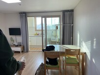 주방의 냄새가 들어오지 않게, 혹은 외부와 차단이 되어 냉난방이 효율적이라고 중간문이 있어 좋았음. 단, 컵이나 그릇 개수가 작아서 조금 아쉬웠음