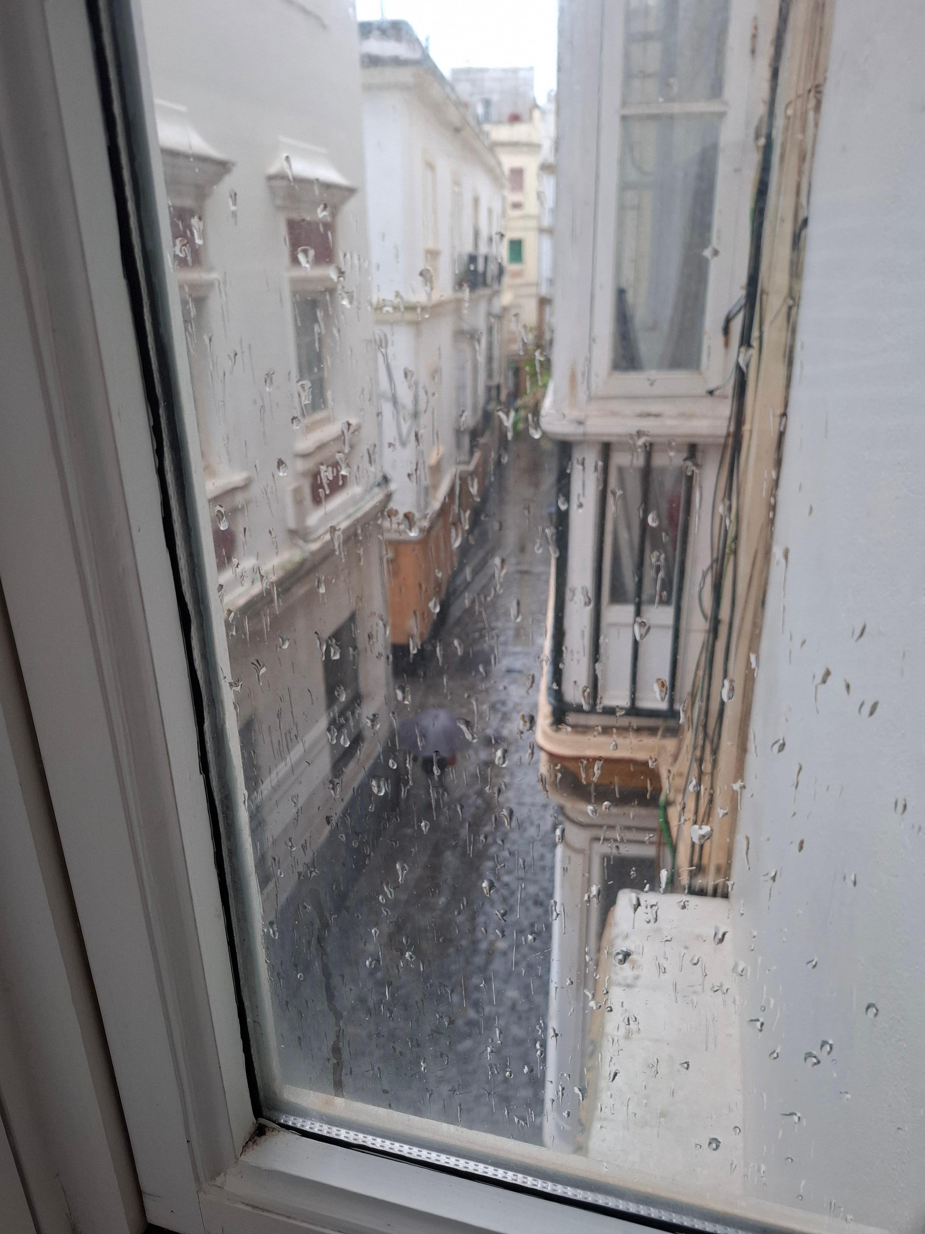 Blick aus dem Fenster in die Gasse vorm Haus