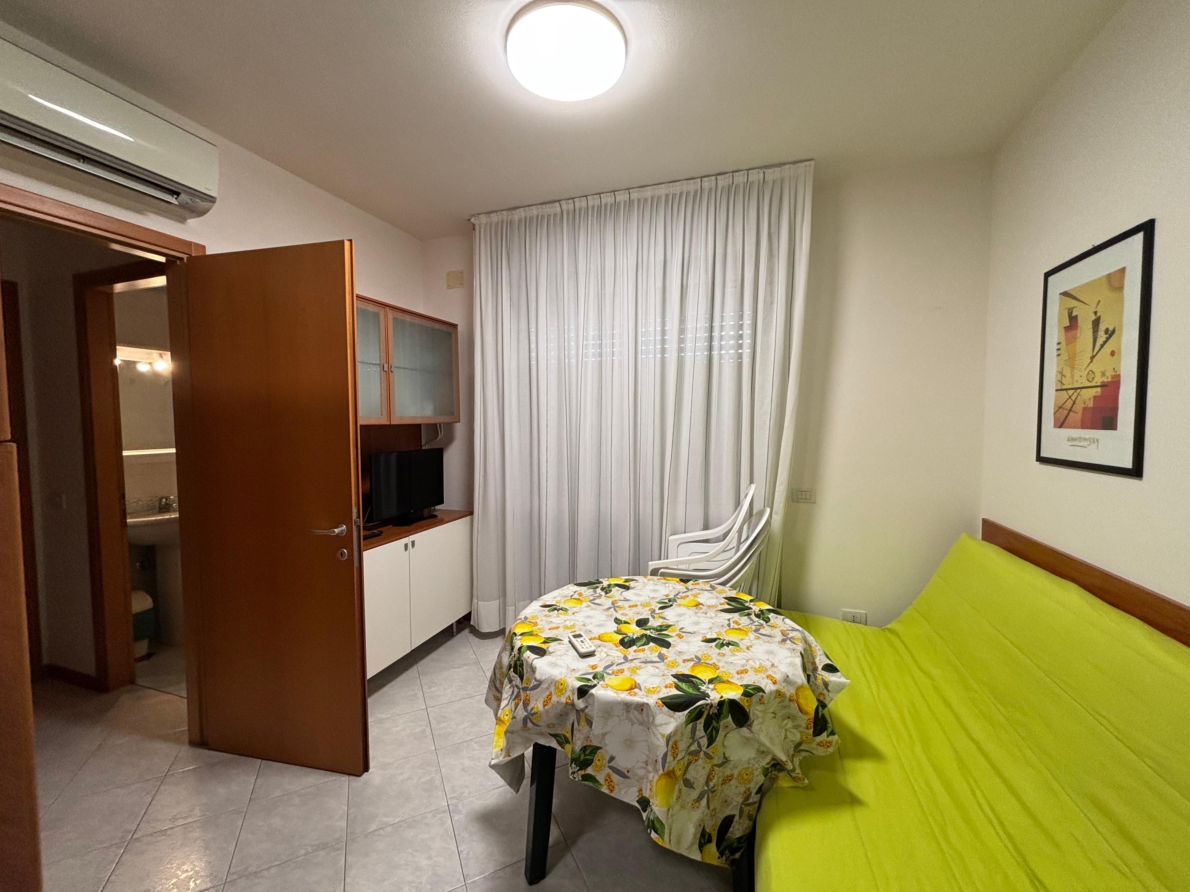 Wohnung mit Küche und Wohnzimmer mit WLAN Router und LCD Fernsehen