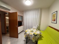 Wohnung mit Küche und Wohnzimmer mit WLAN Router und LCD Fernsehen