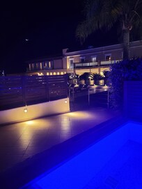 Pool bei Nacht