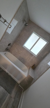 Missing shower curtain.