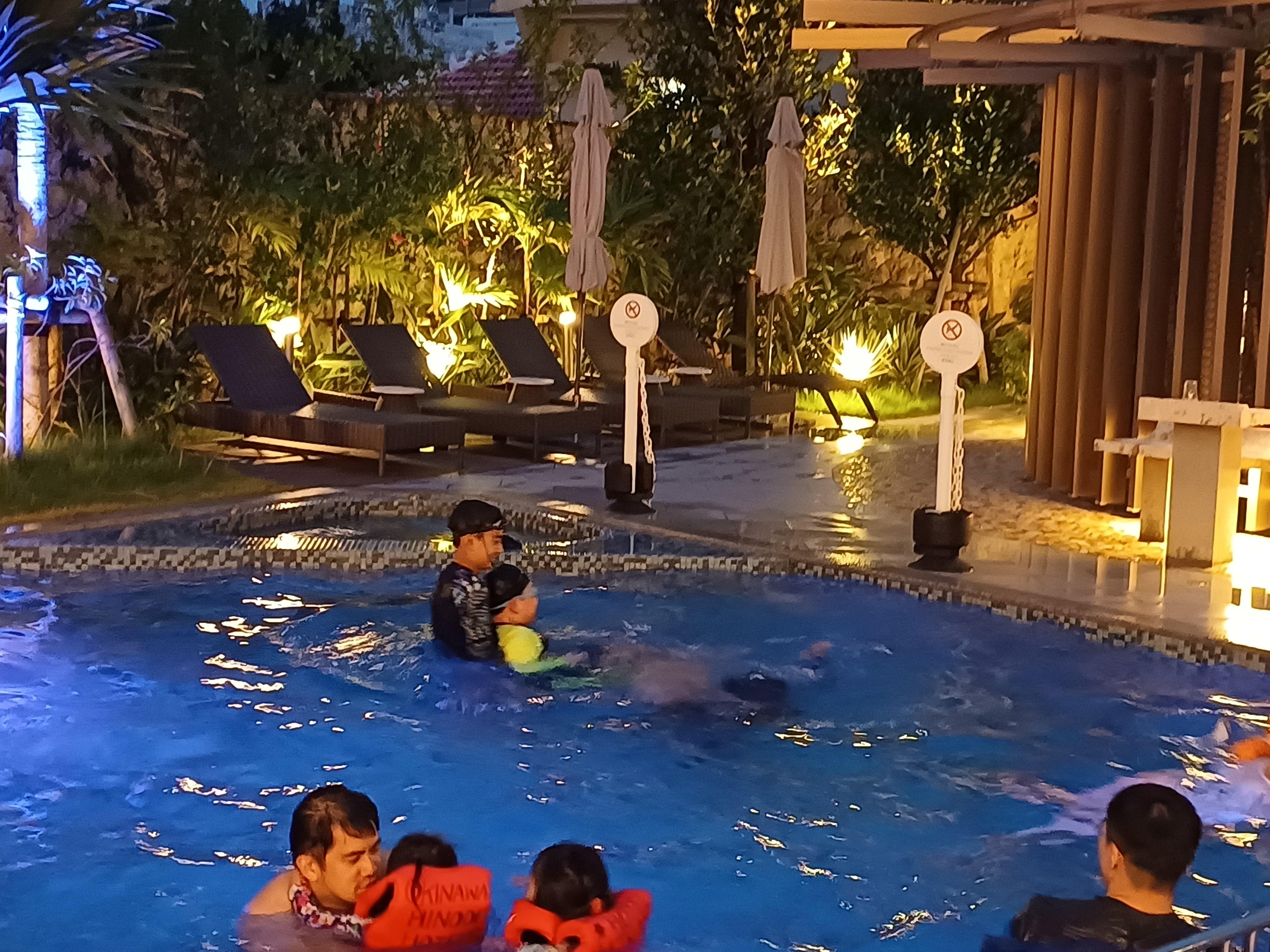 수영장은 저녁 8시까지 입니다