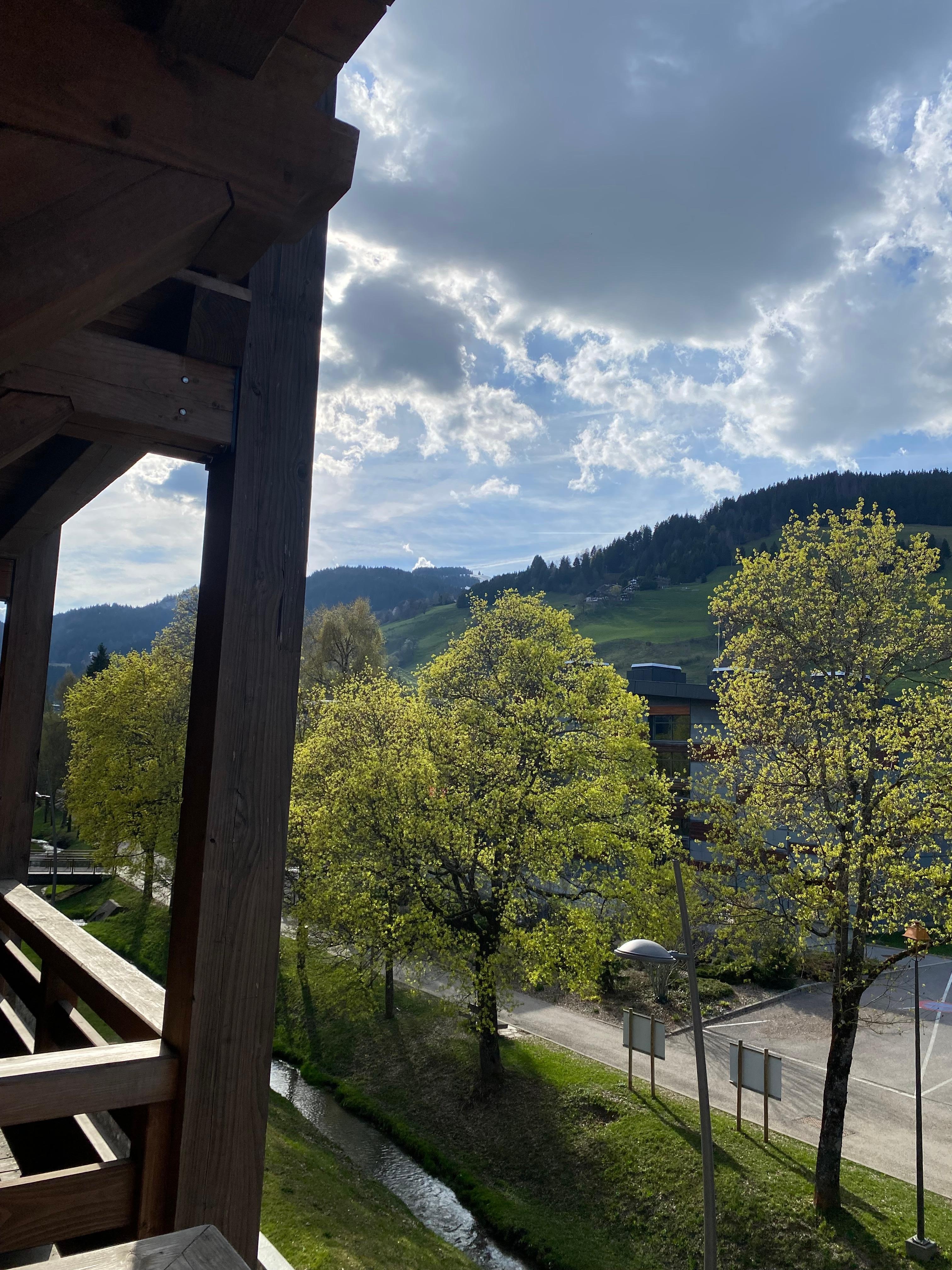 Balcon de la suite donnant sur l’arrière de l’hôtel (probablement plus calme…) vue sur le complexe de Megève 