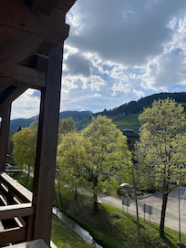 Balcon de la suite donnant sur l’arrière de l’hôtel (probablement plus calme…) vue sur le complexe de Megève