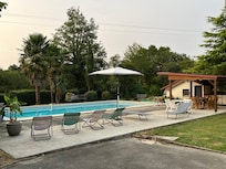 la grande piscine et le bbq