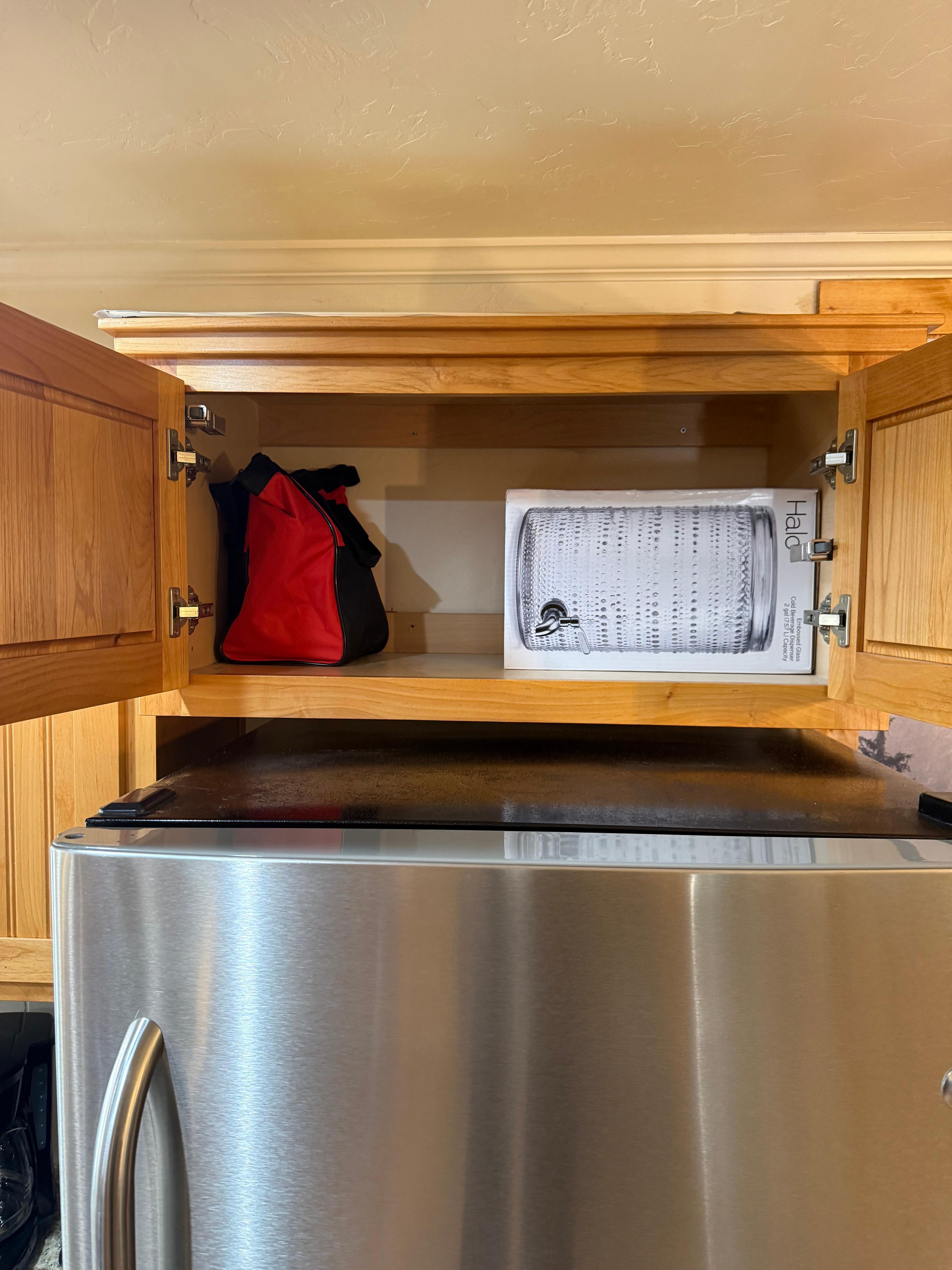 Pictures sentto host the host again to prove the amenities are not there, host advertises, but does not actually provide. 