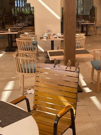 Kellner wischen die Fäkalien nicht weg