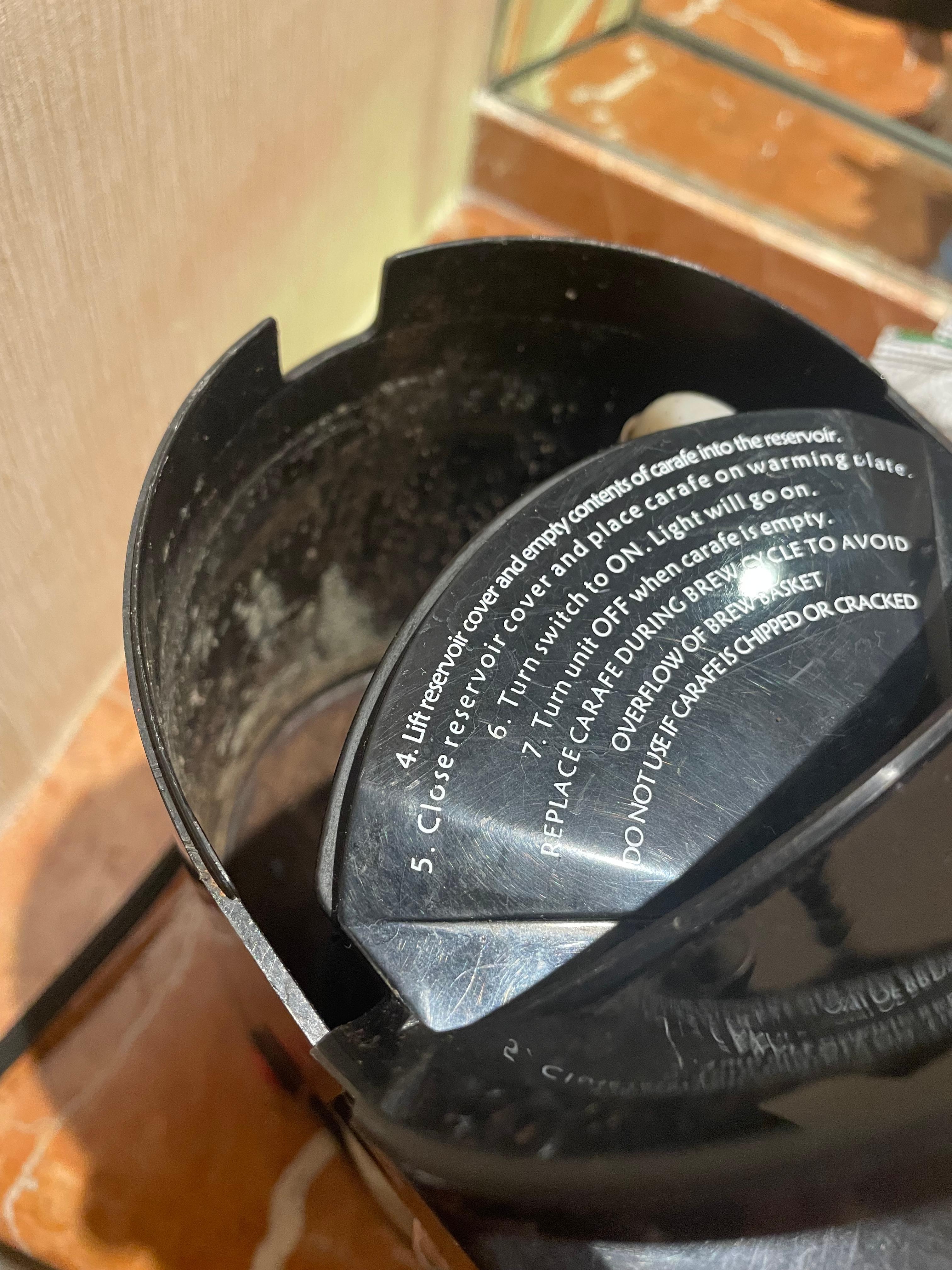 Suciedad inaceptable en la cafetera.