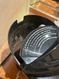 Suciedad inaceptable en la cafetera.