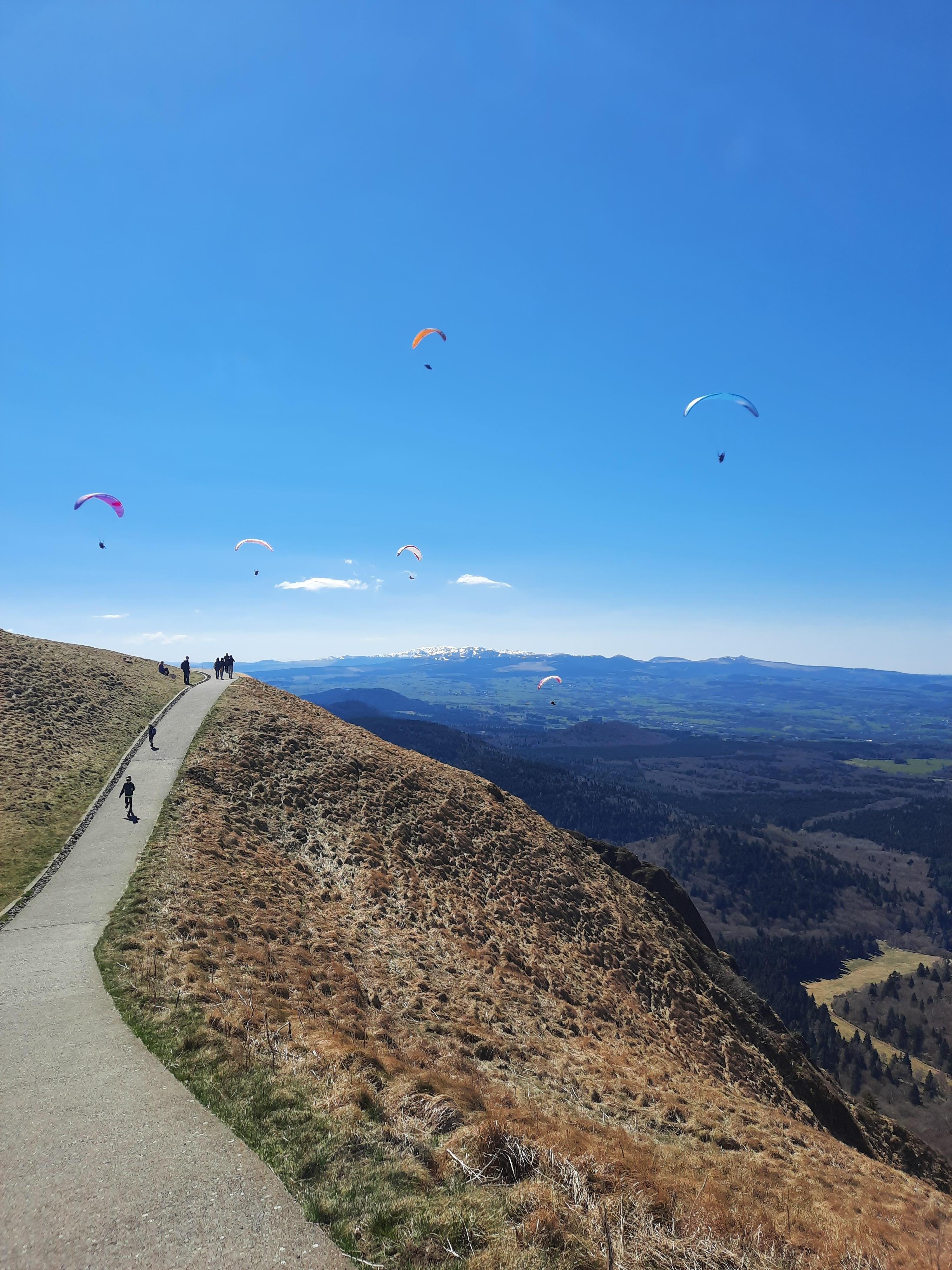 Jeux de parapentistes en haut du Puy de Dôme