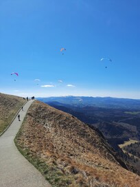 Jeux de parapentistes en haut du Puy de Dôme