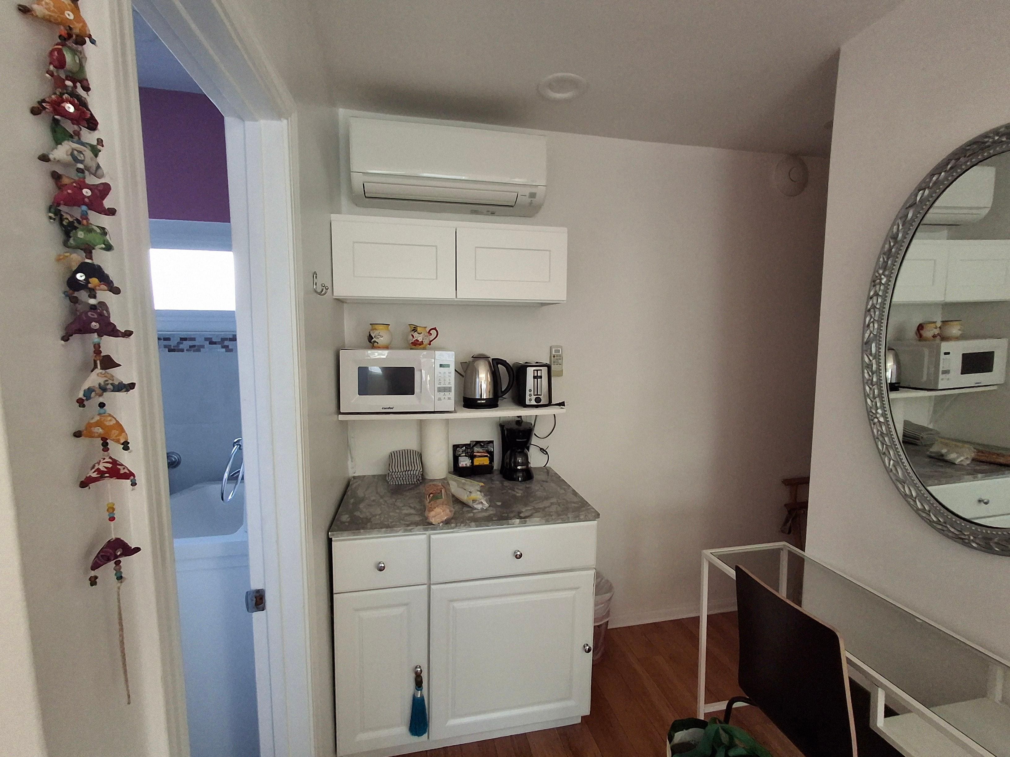 Kitchenette. 