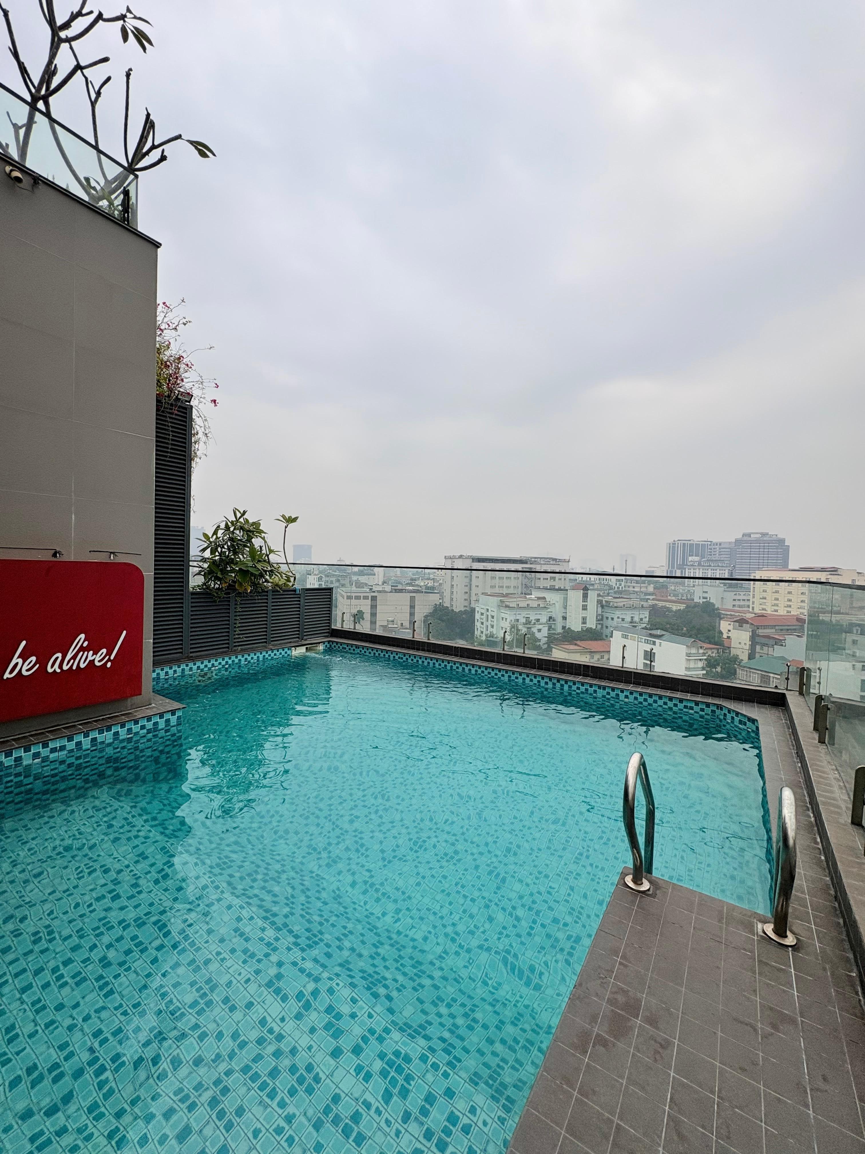 屋上のプール
気温が23度くらいだったので泳いではいません。