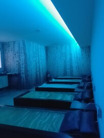 Sala relax con lettini ad acqua