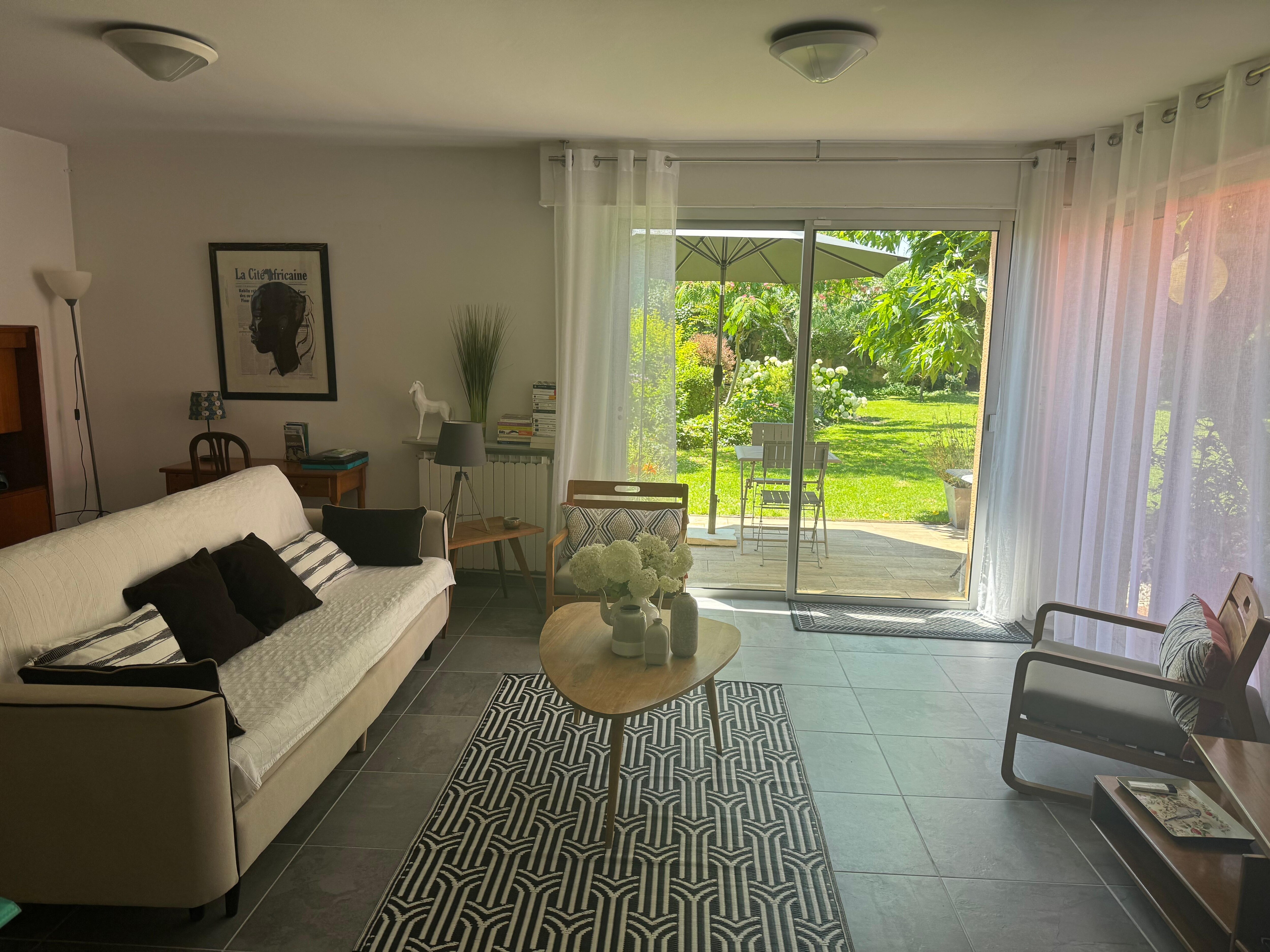 Wohnzimmer mit offener Küche